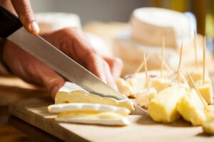 Dégustation de fromage au marché